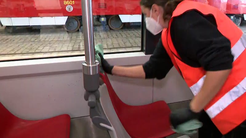 Prahou se dál šíří žloutenka: Mytí rukou nestačí, viry se drží i na mobilech