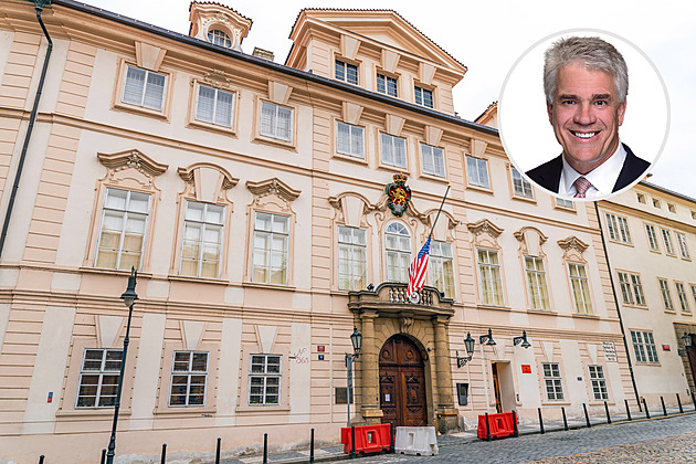 Vystudoval Harvard a spravuje miliardy. Do Prahy míří nový americký velvyslanec