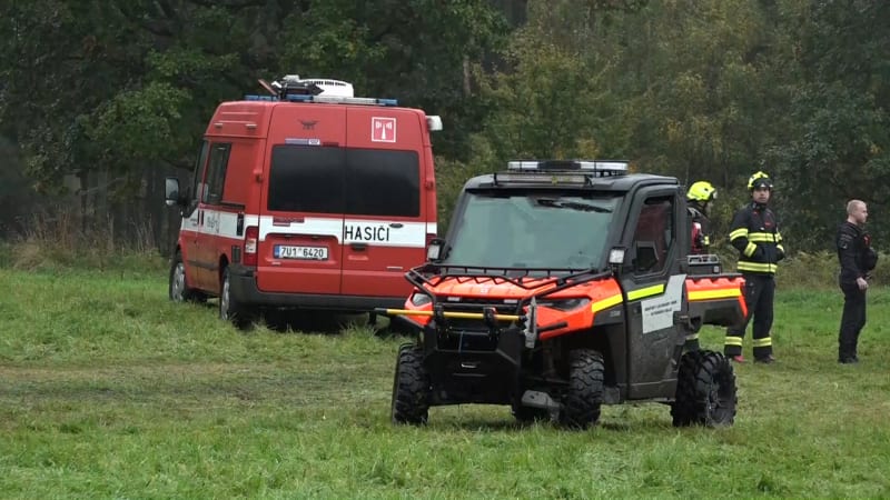 Vyhrožovali zbraní a ujeli kradeným autem. Policie obvinila dva teenagery z loupeže v Děčíně