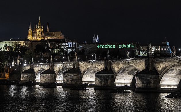 To chce odvahu, viděli lidé z centra Prahy světelný nápis na Hradě