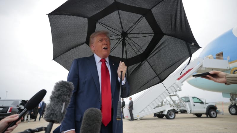 Válka je u konce, správu Gazy vyřešíme brzy. Trump na palubě Air Force One míří do Izraele