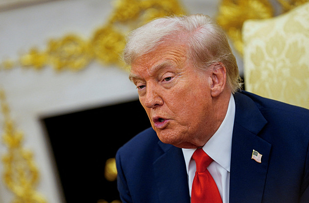 Válka v Gaze skončila, příměří vydrží, řekl Trump před odletem do Izraele