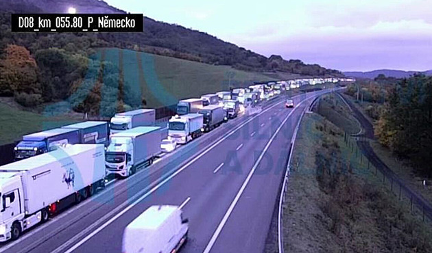 Tragická nehoda na dálnici D8 u Lovosic. Kamion srazil chodkyni, tvoří se kolony