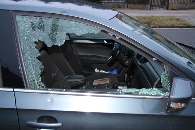 Dva muži se vloupali do 115 aut po celé Moravě, uvnitř často nic nenašli