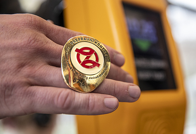 Zalekli se náboru revizorů? Černých pasažérů je na linkách PID méně, než se čekalo