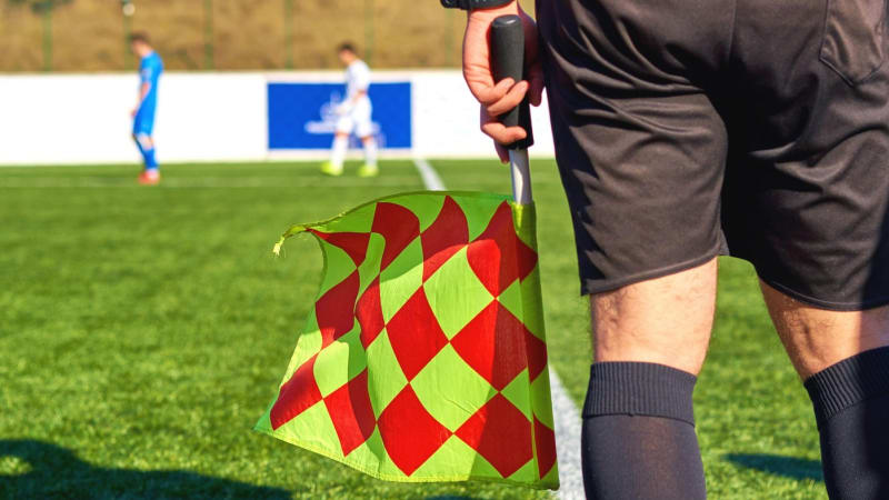 Náhle se skácel k zemi. Fotbalového rozhodčího z Kutnohorska při zápase postihl infarkt