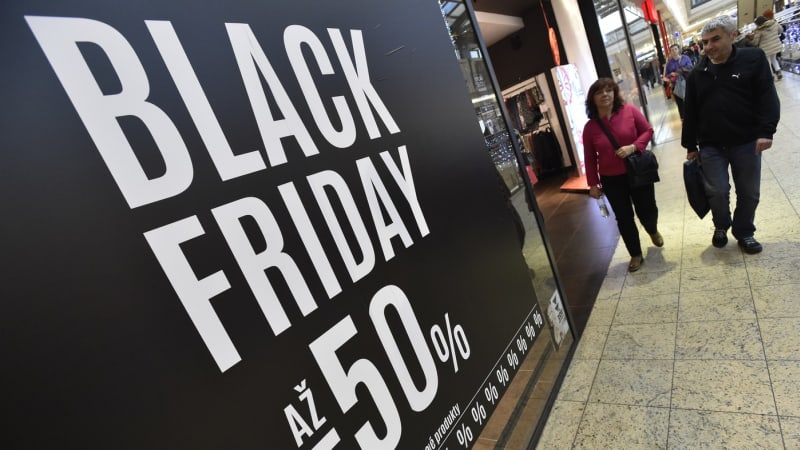 Velká sleva, nebo skryté zdražování? Téměř každý druhý obchod při Black Friday klame