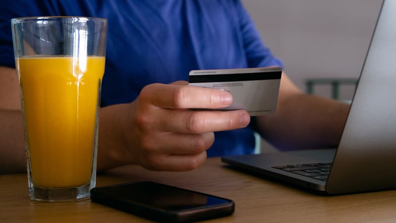 Důležité platby pošlete dřív. Banka Creditas chystá čtyřdenní odstávku on-line služeb