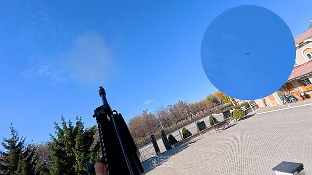 VIDEO: Ukrajinský tiskový mluvčí sestřelil ruský dron, zachránil zahraniční novináře