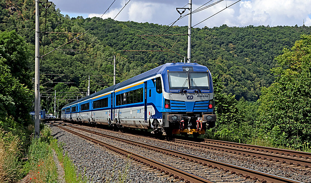 Trojice přeřezala kabely a ohrozila projíždějící vlak, provoz obnoví až večer