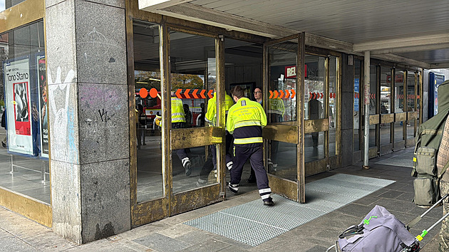 Střet sebevraha s vlakem metra zastavil část linky C, cizinec si lehl na koleje