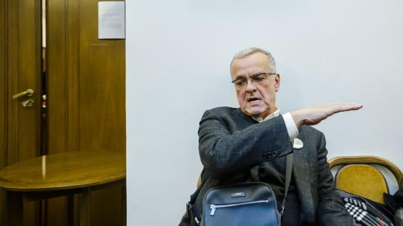 Platba hotovostí v Ústavě: Hysterická zbytečnost. Přijde právo uprdnout si? Ptá se Kalousek