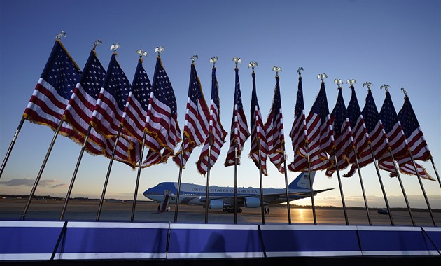 Po otevření balíčku na základně Air Force One onemocnělo několik lidí