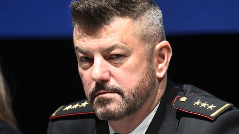 Soud svěřil expolicistu Zlého do péče dceři. Chce se dostat k majetku a domu, soptí partner