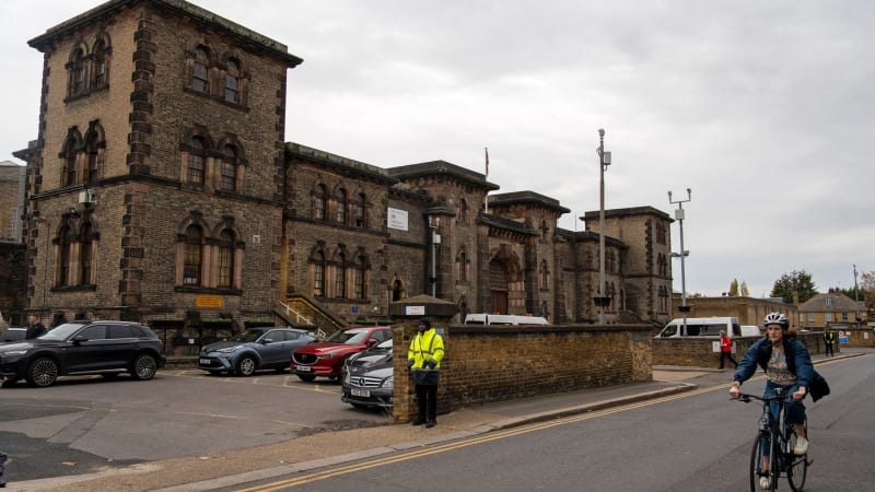 Hledaného zvrhlíka místo policie dopadli britští novináři. Stačilo se zeptat v kavárně