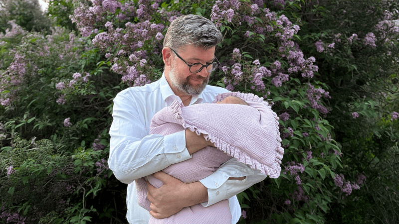 Jiří Pospíšil neváhal opustit živé vysílání. Během debaty musel uklidnit plačící dcerku Medu