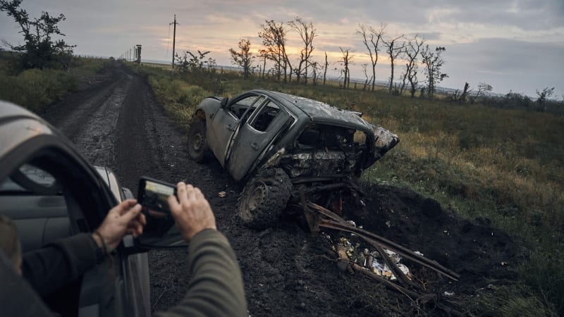 Momenty války: Bizarní videa ruských vojáků v civilních autech i hra na kočku a myš