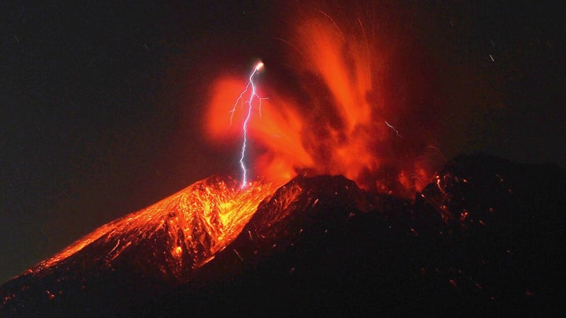 Úder blesku do chrlící sopky či racci na žhavém nebi. Podívejte se na nejlepší fotky týdne
