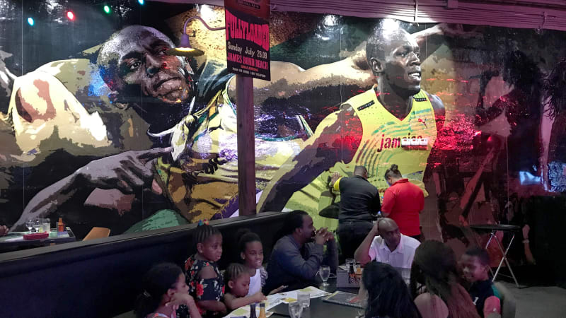 Plameny zničily restauraci nejrychlejšího muže planety: Boltův podnik vyhořel v nejhorší chvíli