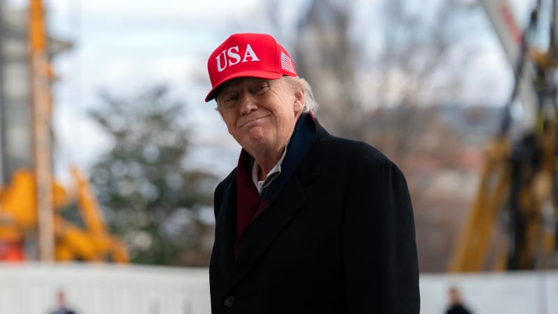 Trump napsal, že ruší Bidenovy příkazy podepsané automatickým perem. Důsledky jsou nejasné