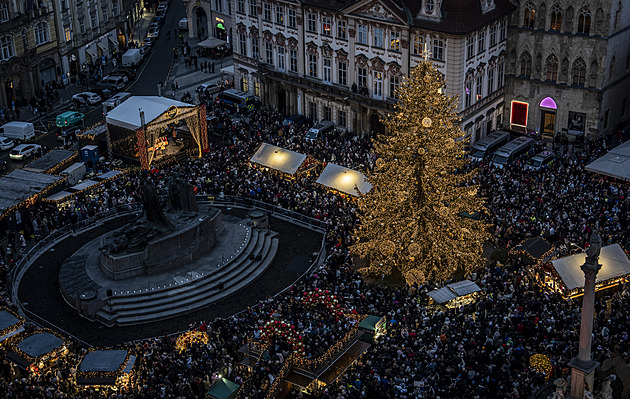 Vysoký 22 metrů, se stovkami koulí. Na Staromáku rozsvítili vánoční strom