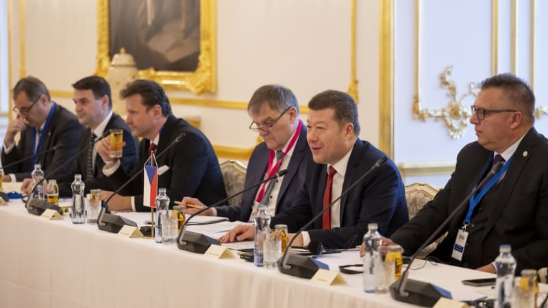 Okamura si hraje na premiéra, říká Fischer. Podle Komárka je jeho cesta prázdným gestem