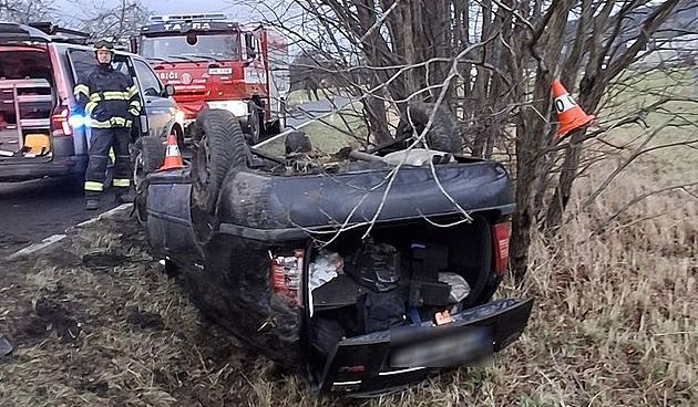 Auto s trojicí teenagerů skončilo na střeše, test u řidiče odhalil pervitin