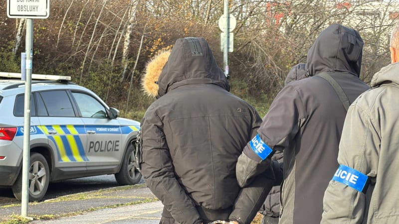 Ozbrojená loupež v Praze skončila fiaskem. Pro dva lidi si došli policisté, jeden je na útěku