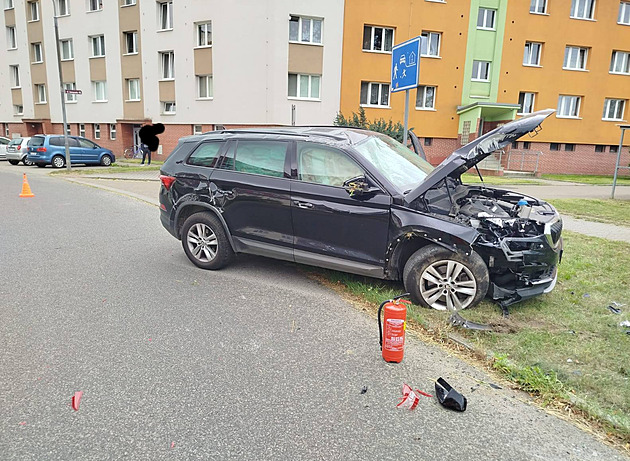 Zdrogovaný policista, který obrátil auto na střechu, u sboru skončil. Dostal však výsluhu