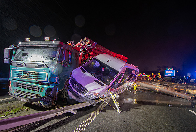 Smrtelnou hromadnou nehodu u Ostravy zavinil o třináct tun přetížený kamion