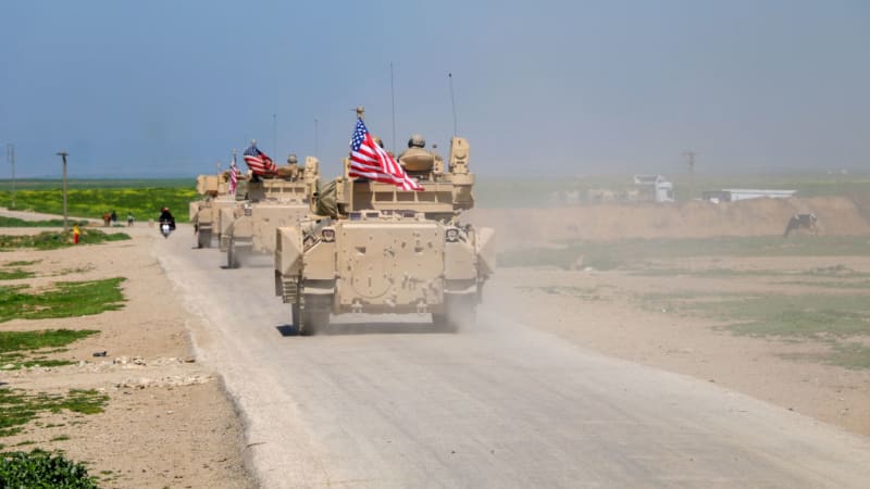 Islámský stát v Sýrii zavraždil tři Američany, další lidé utrpěli zranění