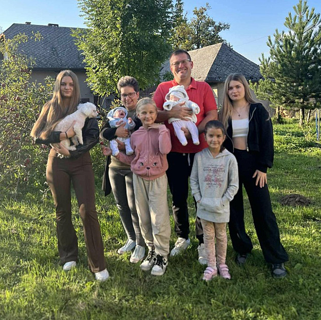 Po porodu dvojčat udeřila rakovina v plné síle, péči o šest dětí zvládá už jen stěží