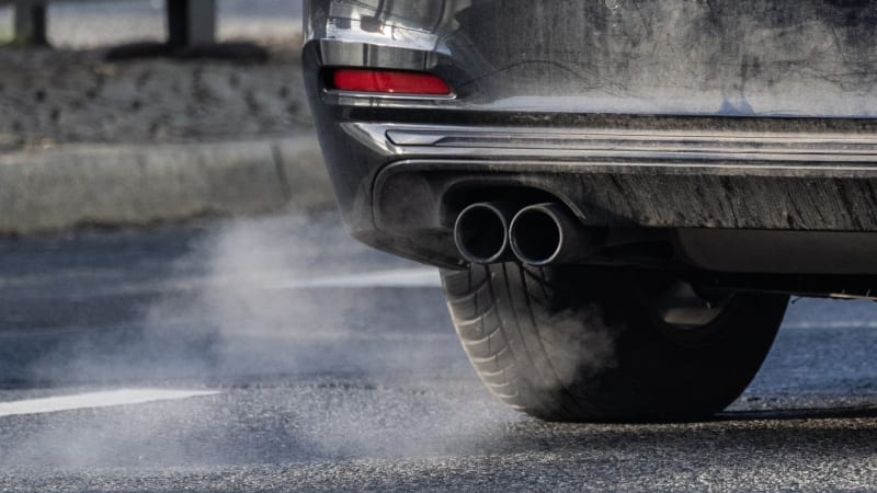 Auta se spalovacími motory se budou prodávat i po roce 2035: Evropská komise zmírnila zákaz