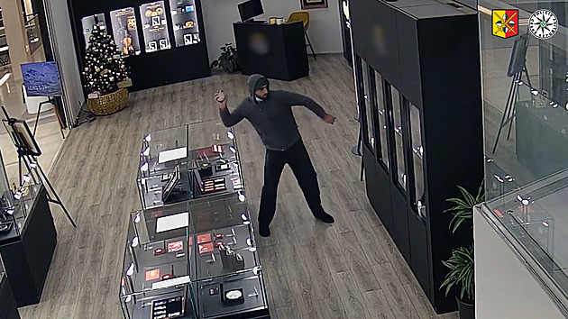 Blesková krádež v Praze. Zloděj si přinesl kámen, zmizel se zlatem za miliony