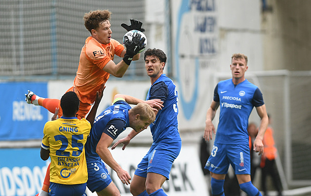 Fotbalové přestupy ONLINE: Bačkovský do Dukly, Karafiát skončil v Norimberku