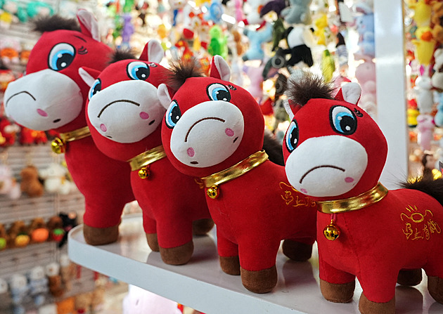 Takhle se tváříme v práci. Smutný plyšový koník pobláznil Čínu, jde na dračku