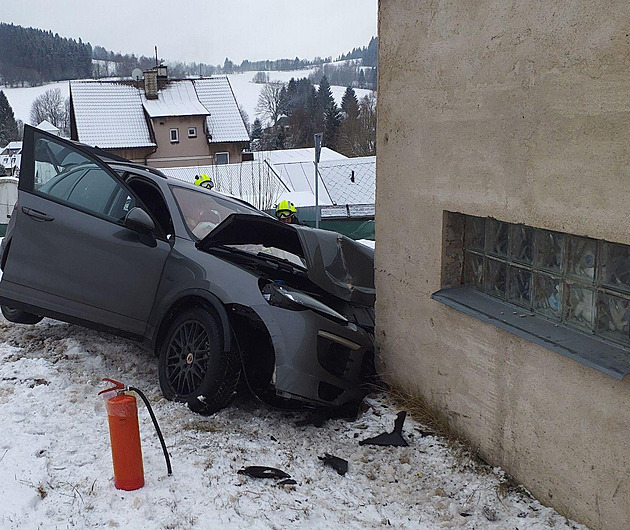 Řidič porsche nezvládl předjíždění v obci, při manévru narazil do garáže