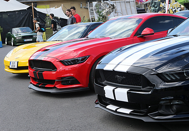 Na Jičínsku se konal tuningový sraz. Opilý řidič projel obcí stokilometrovou rychlostí