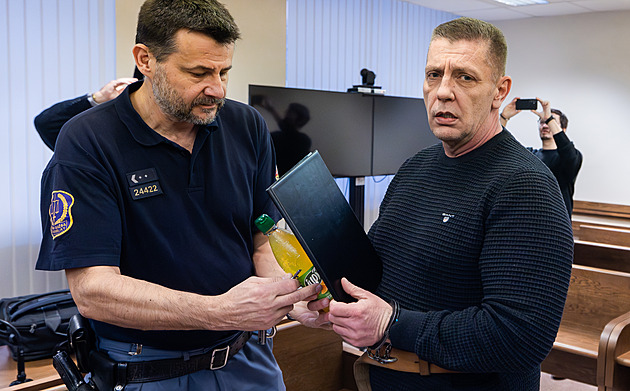 Bezdomovci jim sloužili jen za stravu a nuzný nocleh, soudí otce se synem