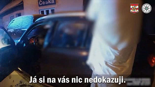 Opilého řidiče prozradily stopy ve sněhu, nadýchali také nezletilí spolujezdci