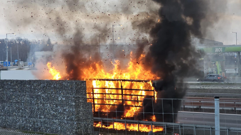 Z kamionu na D8 šlehaly plameny. Zasahují hasiči i policisté, dálnice ve směru na Prahu stojí