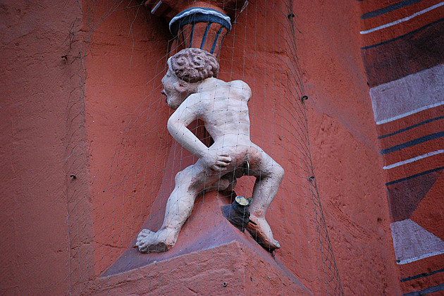 Kálející hoch či hlavoun z korporátu. Bizarní sochy z celého světa děsí i matou