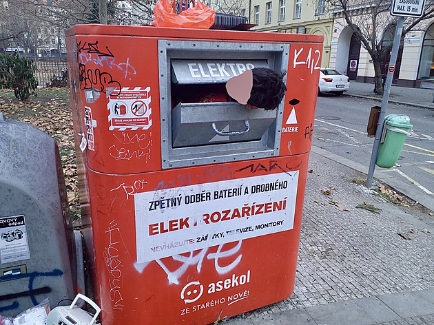 Muž uvázl v kontejneru. Měl jsem slíbenou odměnu, když vytáhnu spadlý telefon, tvrdil