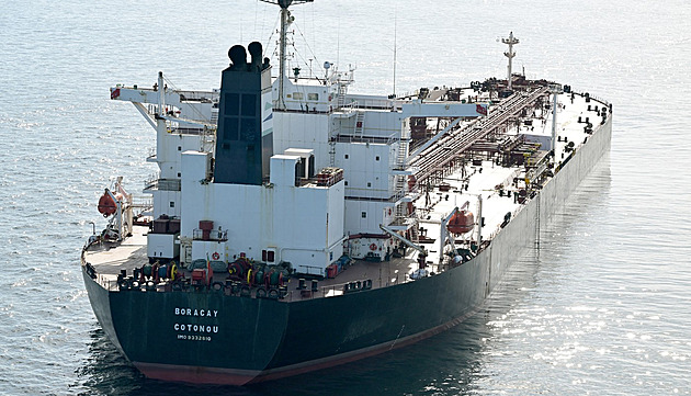 Vývoz ruské ropy je vyšší než před invazí. Co Kremlu pomáhá a na čem naopak tratí