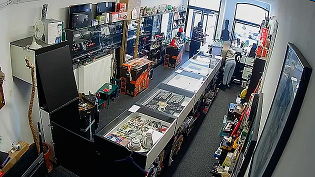 VIDEO: Ani pistole lupiči nestačila. Ze zastavárny prchl s prázdnou a v slzách