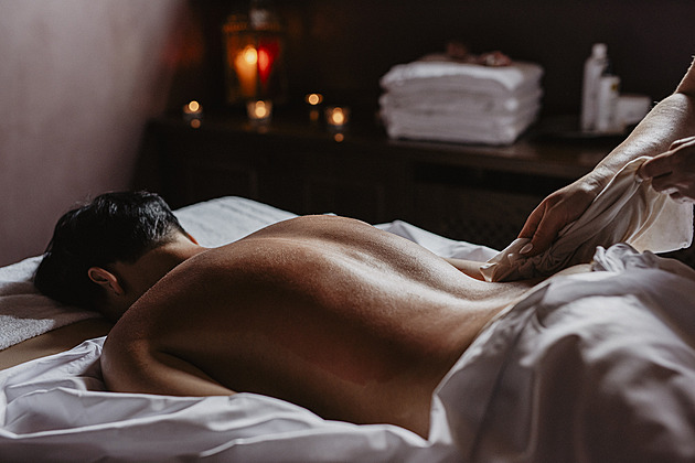 Bolest zad není daň za věk. Kdy je čas ji řešit jinak než prášky?