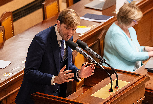 Poslanci se přeli o přerozdělení miliard VZP, které má díky uprchlíkům z Ukrajiny