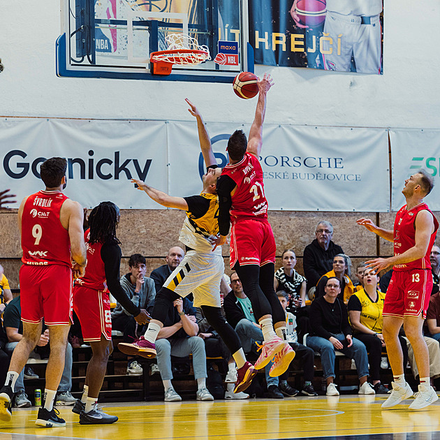 Kovář utavil Písek trojkou v poslední sekundě, Pardubice slaví venkovní výhru