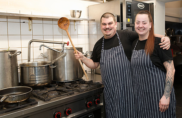 Září na sítích, chválí je Hejlík. Třeba bude i michelinka, vtipkuje pár z jídelny