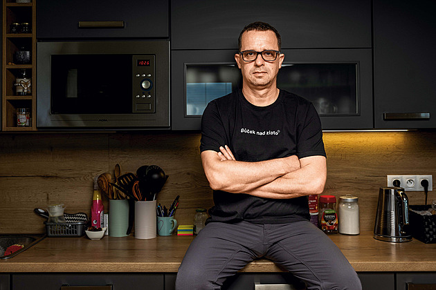 Masox i instantní jíšku bych zakázal. Lidé u videí nedávají pozor, říká Těhotnej kuchař